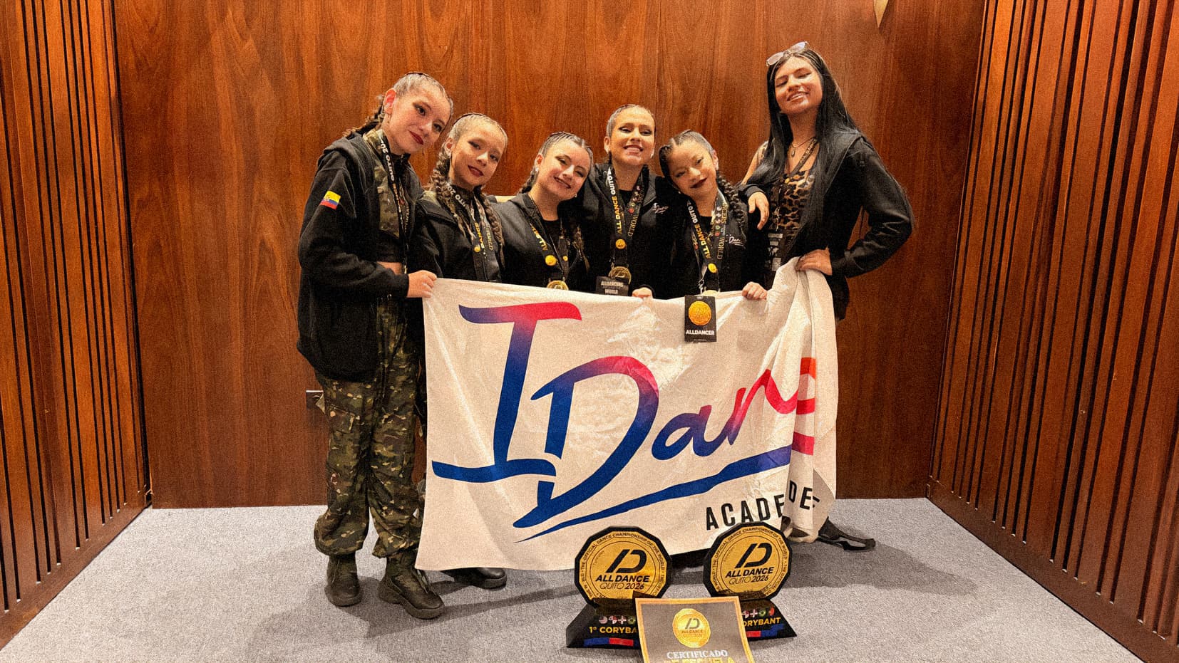 Bailarines de I Dance en presentación grupal